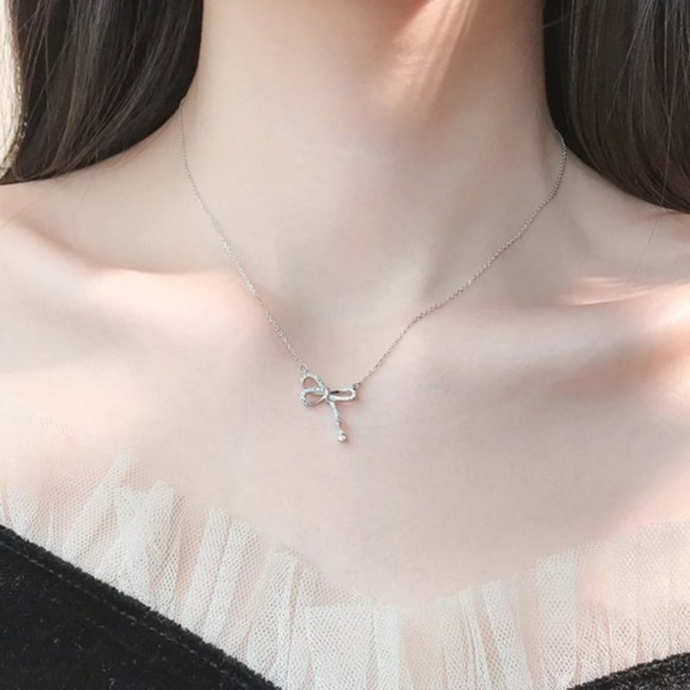 NEW Silver Lovely Bowknot Necklace